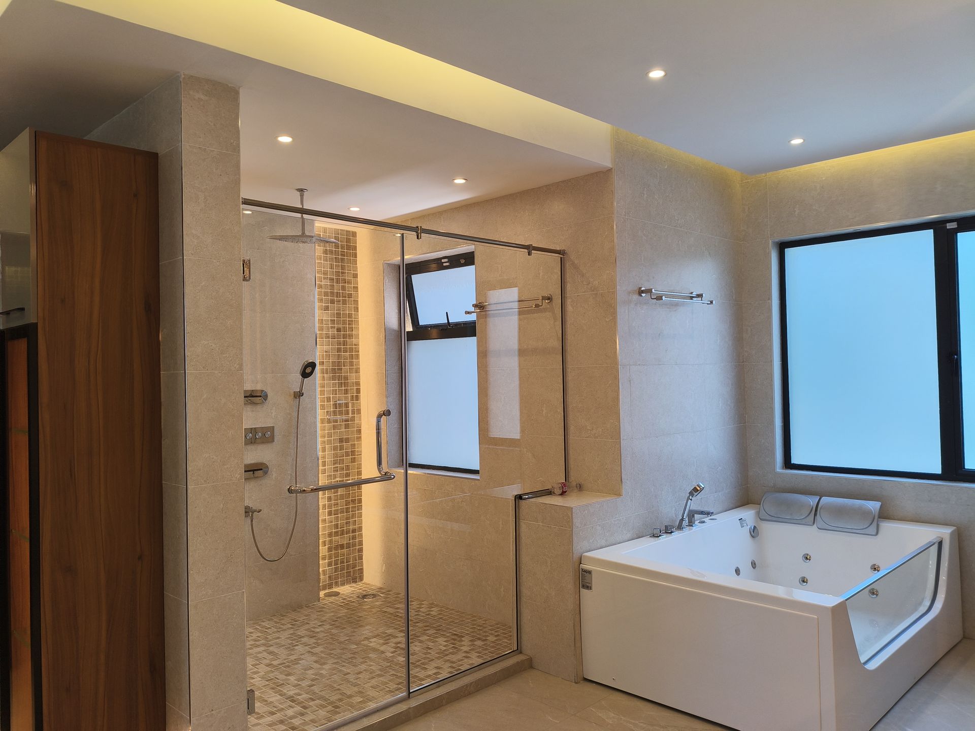 6 Bedroom Residential Home — Bathroom