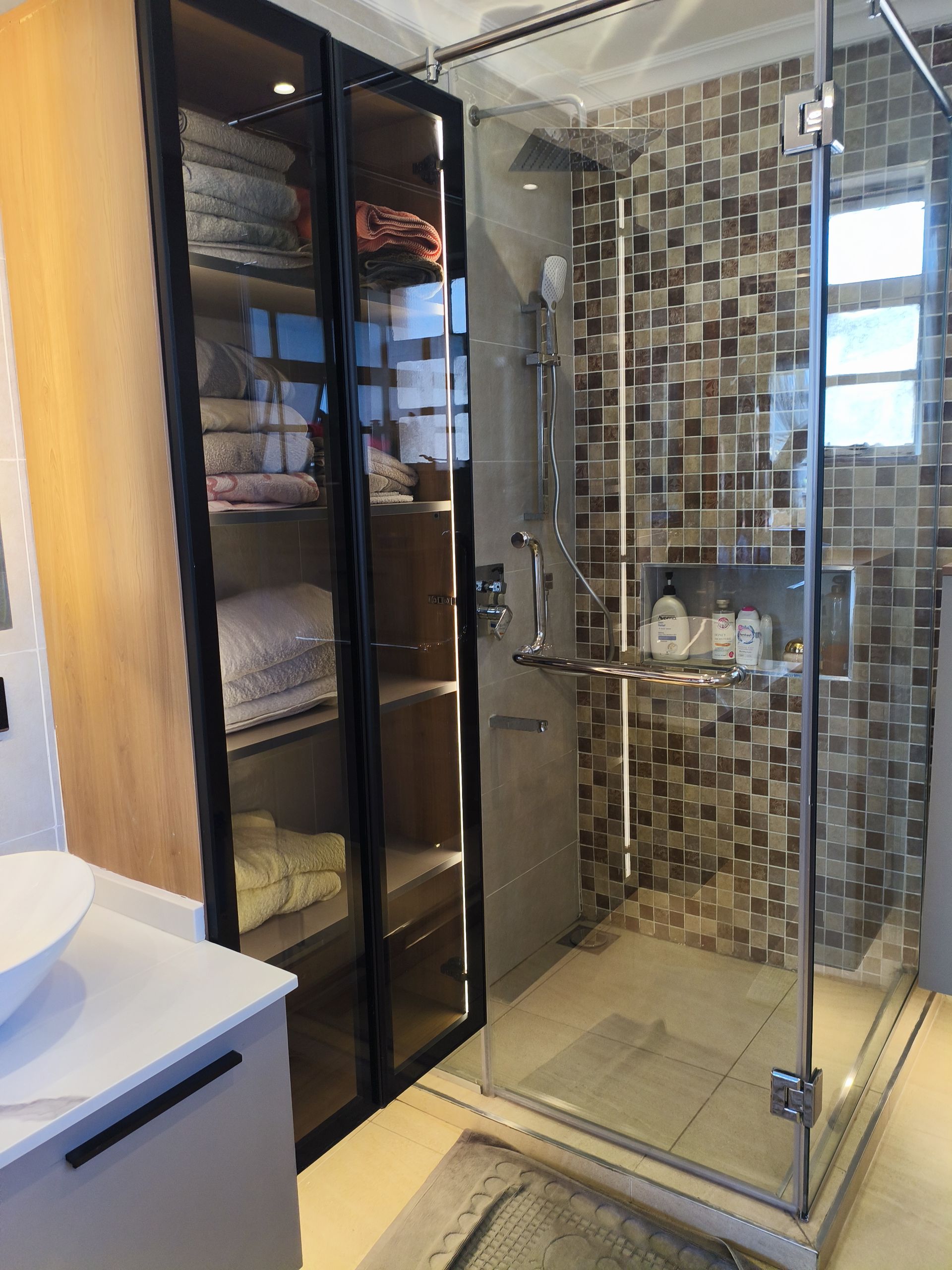 6 Bedroom Residential Home — Bathroom
