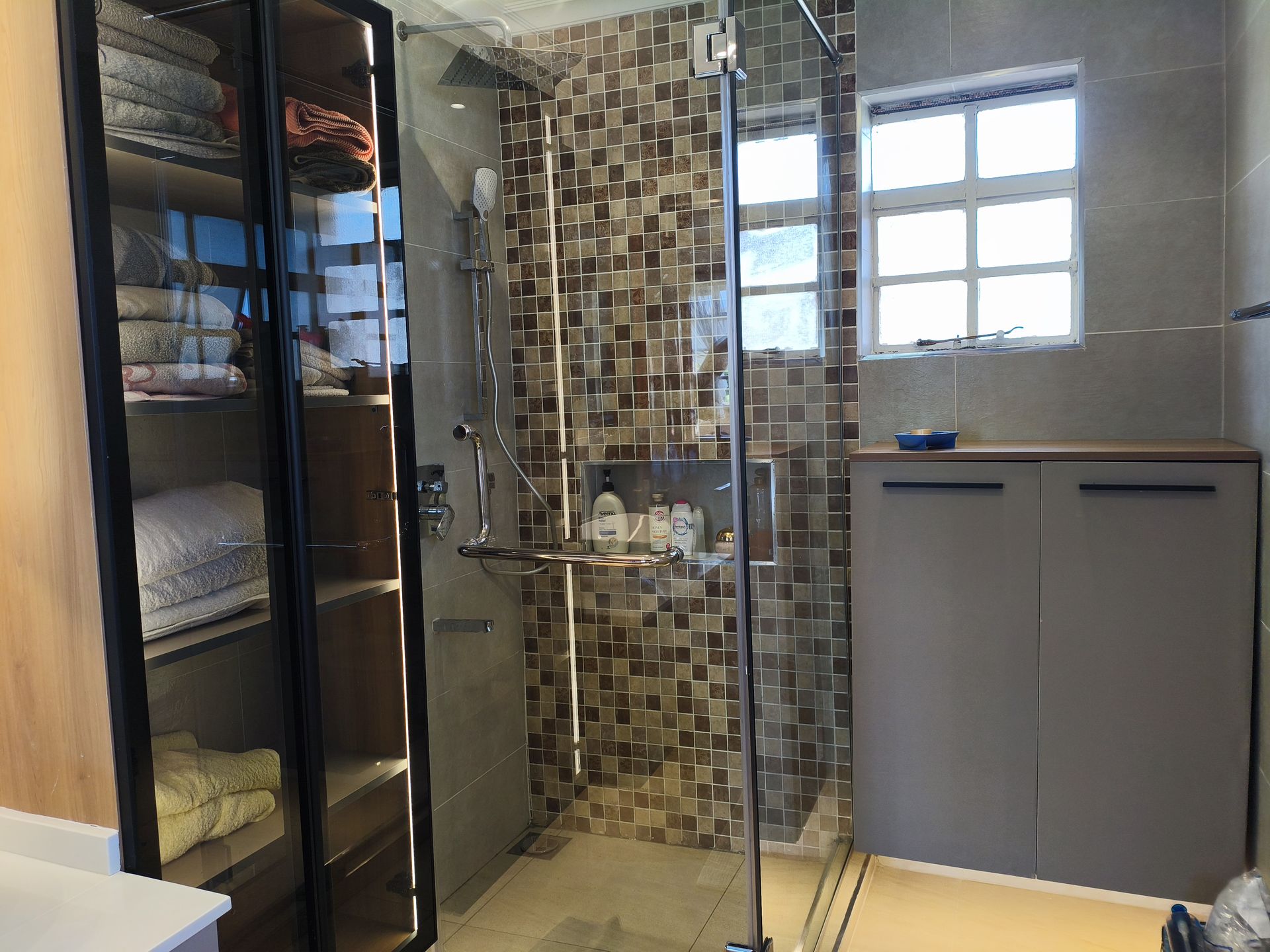 6 Bedroom Residential Home — Bathroom